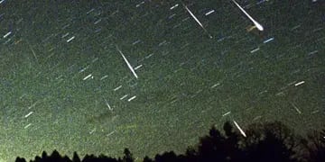 LEÓNIDAS. La lluvia de meteoros al momento de cruzar el cielo en Japón, en 2001. La lluvia de meteoritos alcanzará su mayor intensidad el domingo y lunes, según la Nasa (AP/Archivo).
