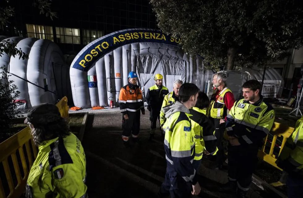 Rome (Italy), 25/02/2020.- Emergency forces install an air dome at Spallanzani hospital in case the number of people suffering from COVID-19 coronavirus increases, in Rome, Italy, 25 February 2020. (Italia, Roma) EFE/EPA/ANGELO CARCONI