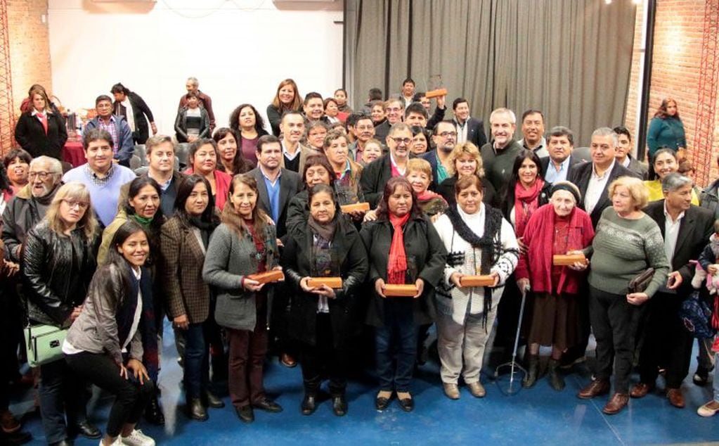 Dirigentes, familiares, funcionarios y legisladores municipales, en el Centro Cultural "Héctor Tizón".