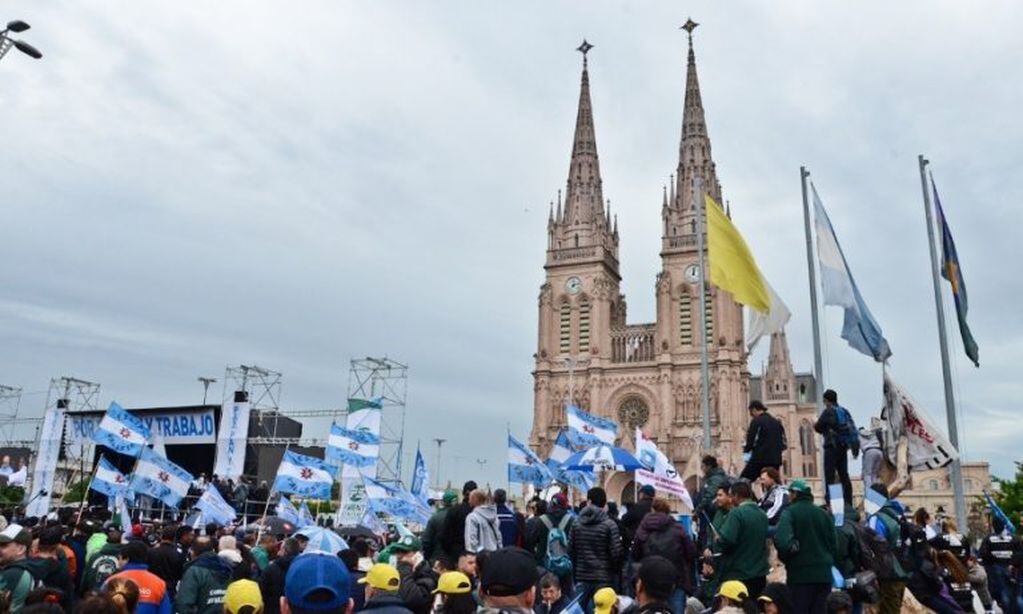 La misa en Luján realizada el sábado por "pan, paz y trabajo", de la que participaron los gremialistas Hugo y Pablo Moyano, fue el dato político del fin de semana.