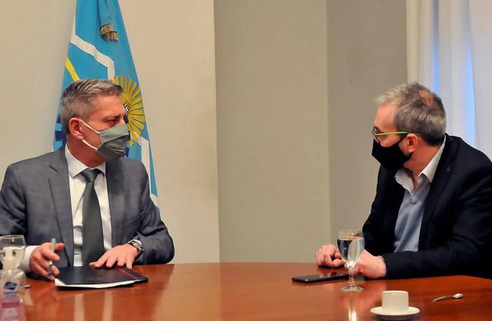 Arcioni junto al ministro de Salud, Fabián Puratich.