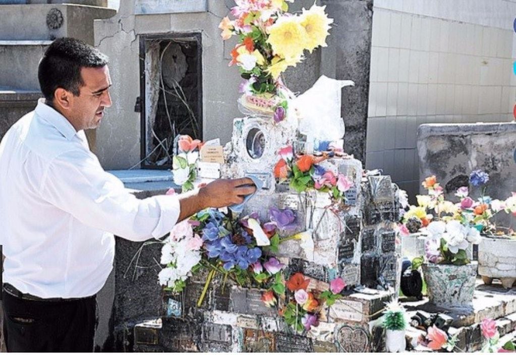 Carmelo Rojas, el niño que llora en el cementerio de San Luis