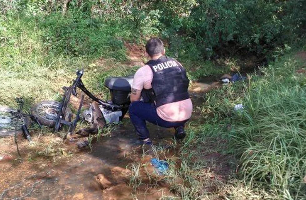 Secuestraron motopartes sumergidas en el arroyo Lorenzo en San Javier.