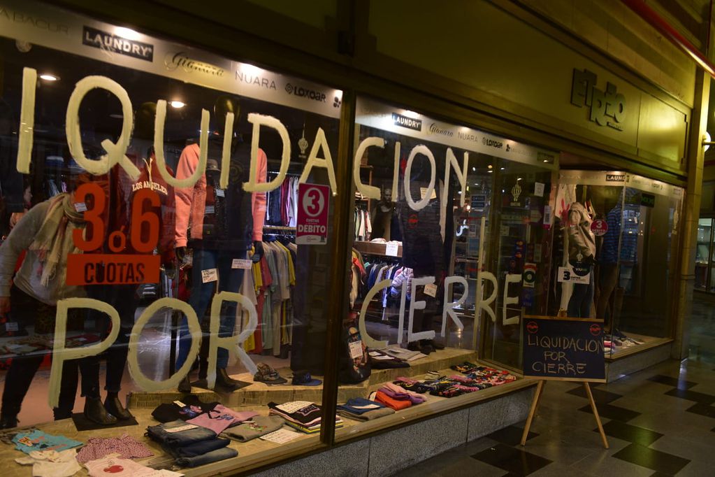 Las galerías comerciales del centro de Córdoba afectadas por la crisis económica. (José Hernández / La Voz)