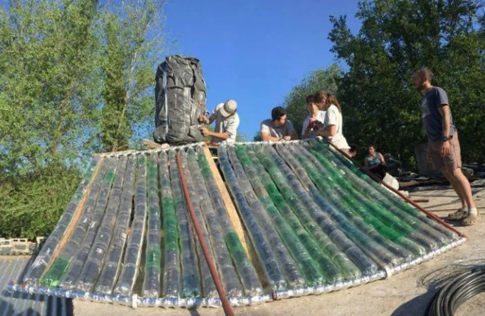 Crean termotanques solares a partir del reciclado de botellas, latas y tetras.