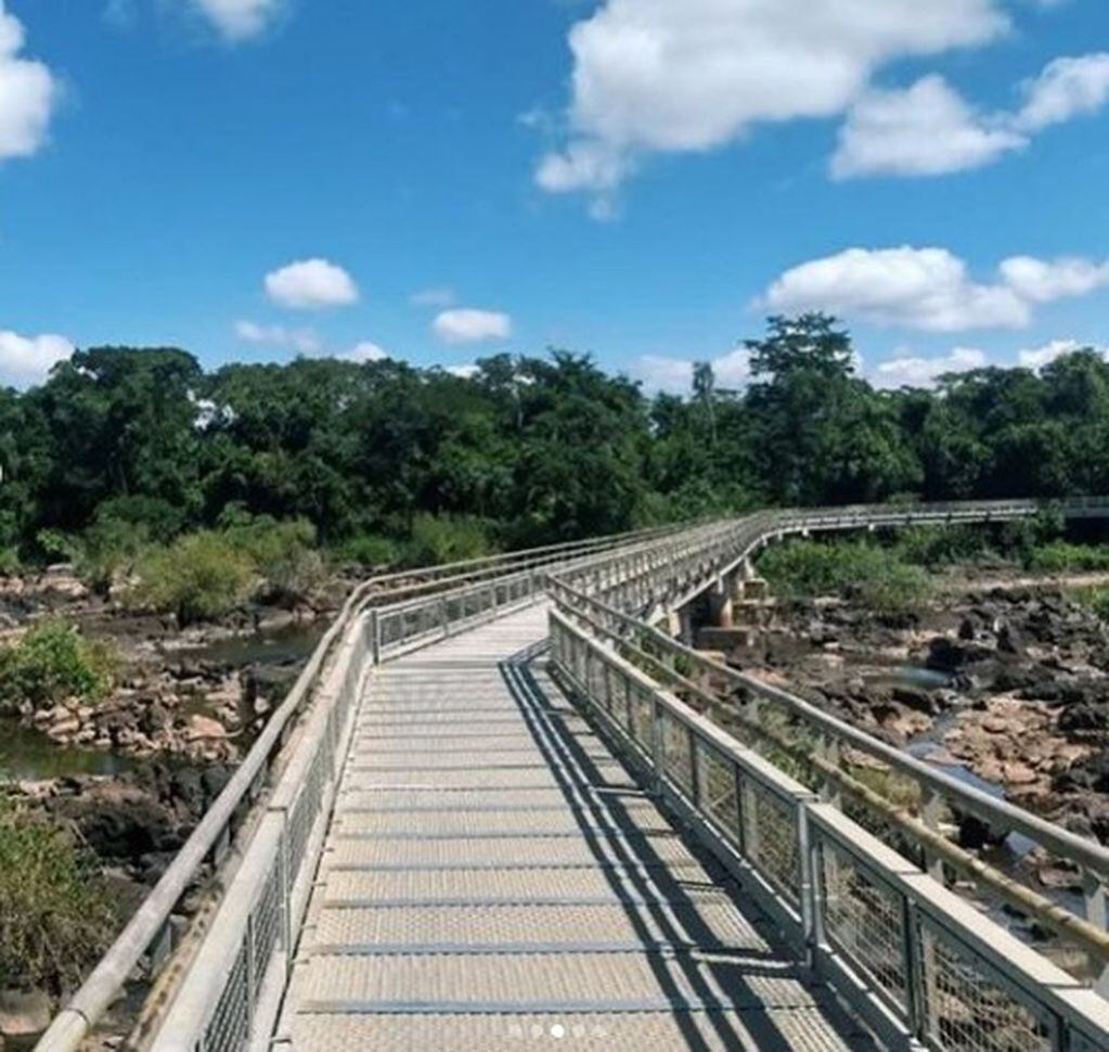 Pasarelas de Cataratas del Iguazú sobre tramos del río Iguazú que no tienen agua. (Iguazú Argentina Instagrama)