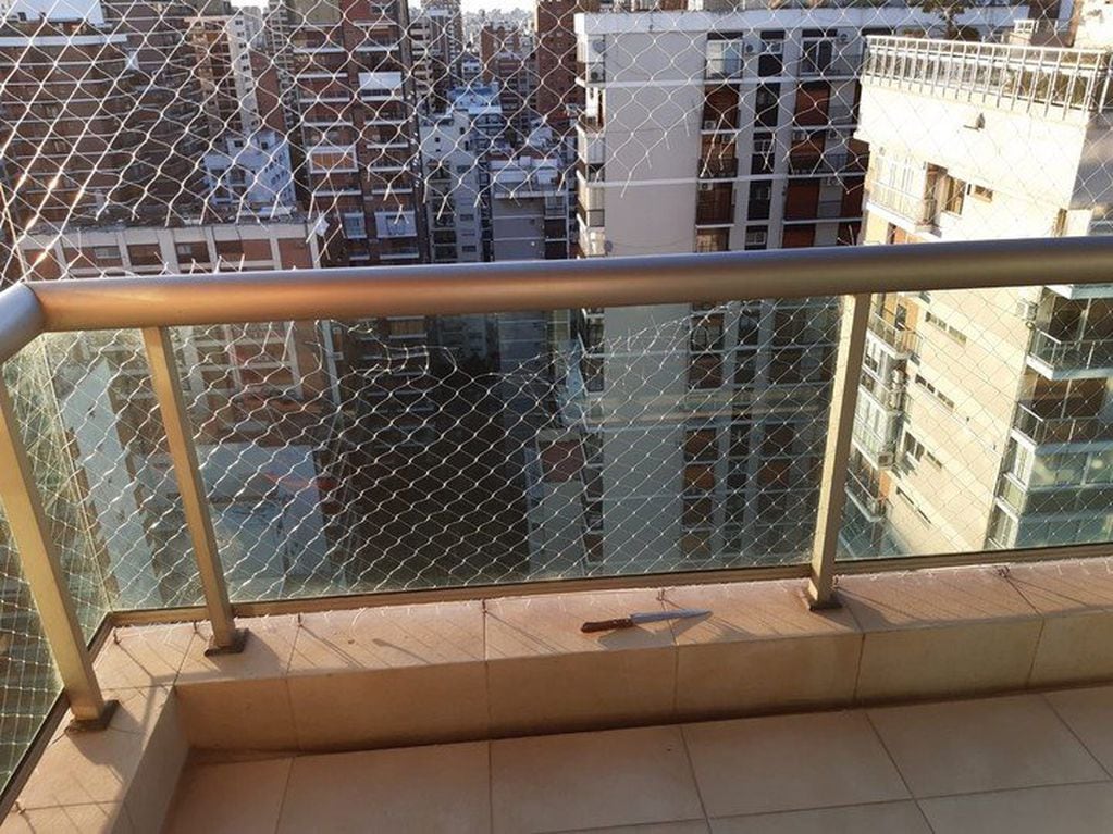La imagen del balcón con la red de contención cortada por Gustavo Martínez.