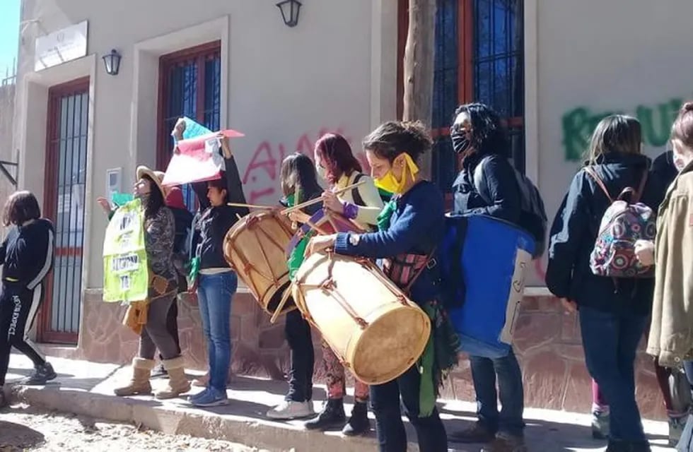 Las interantes de los colectivos de mujeres se manifestaron reclamando la renuncia del ayudante fiscal Alancay.