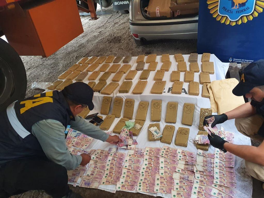 Agentes federales de la División Unidad Operativa Federal San Rafael secuestraron 68 panes de marihuana, 82.000 pesos en efectivo y 3 teléfonos celulares.