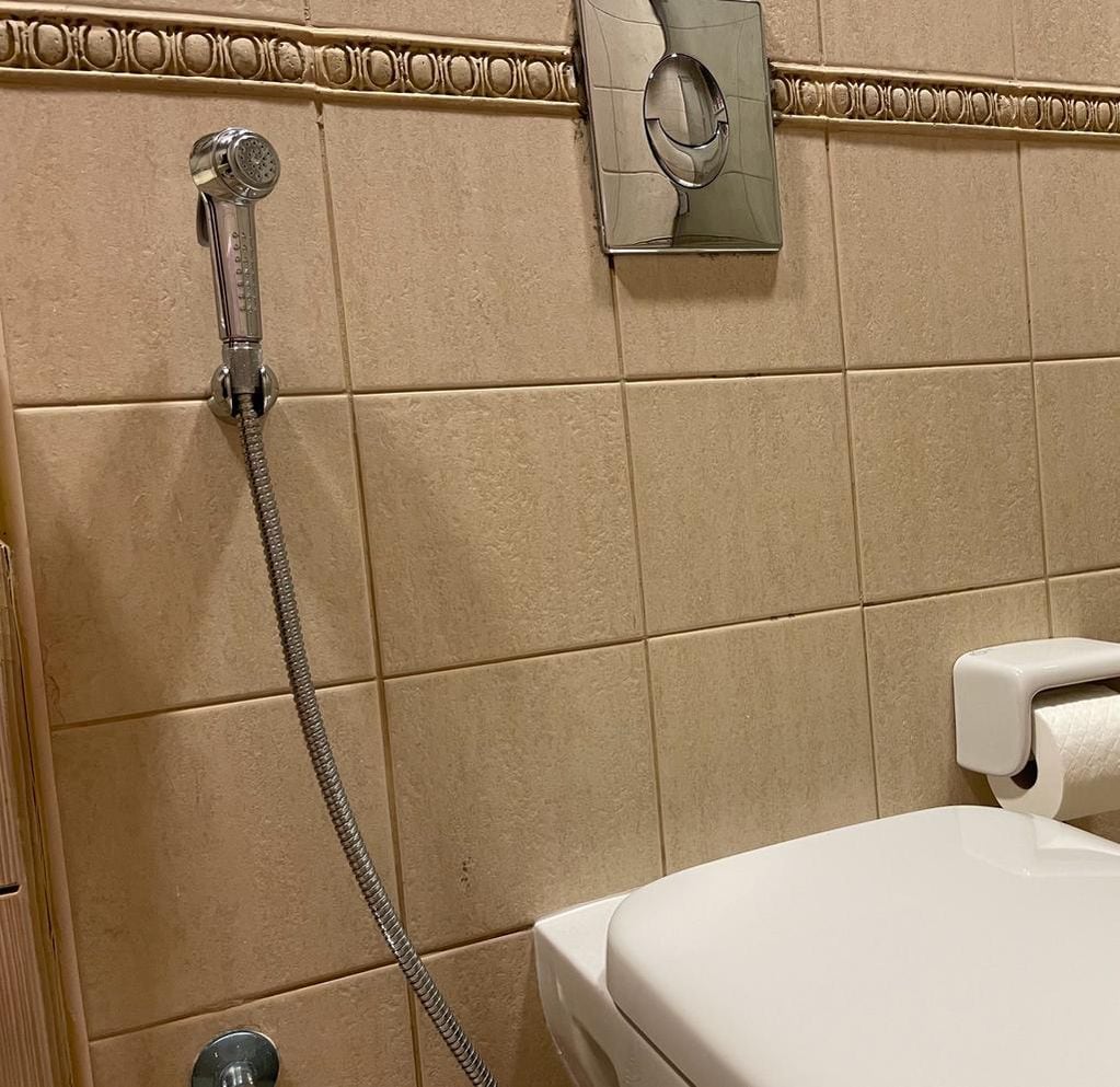 En todos los baños de Qatar se encontrará una pequeña canilla para cumplir con la rutina de limpieza.