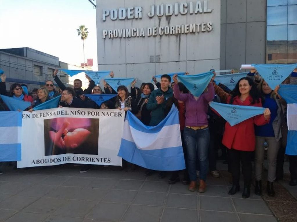 Manifestación "Pro Vida" en frente del Poder Judicial de Corrientes. Fuente: Diario Época.