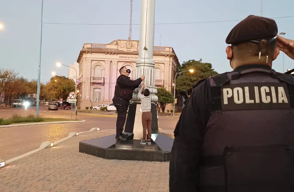 Un niño colaboró en el izamiento de la bandera