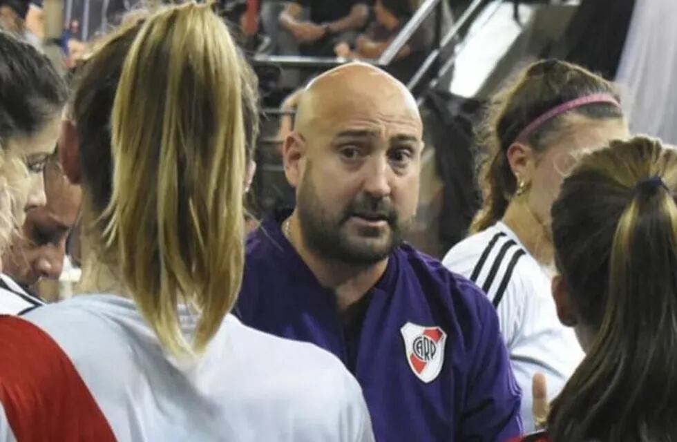 Martín Castro, DT del equipo de vóley femenino de River, fue procesado por abuso sexual agravado (Foto: River Plate)