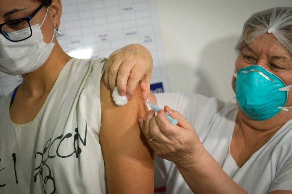 En el marco del lanzamiento del plan de vacunación contra el coronavirus, la Directora del Hospital Malargüe pidió extremar los cuidados a la población.