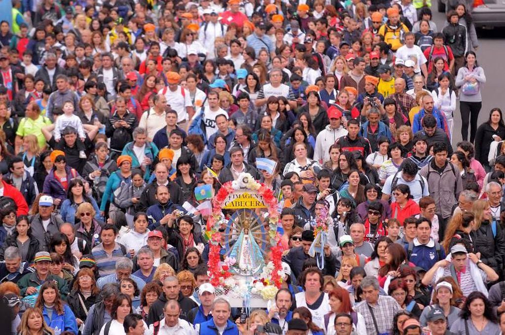 PEREGRINACIÓN. Miles de jóvenes se dirigen a la Basílica de Lujan (DYN).