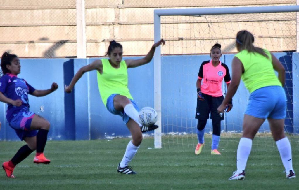 Las selecciones femeninas de fútbol de Mendoza y San Luis disputaron un excelente amistoso en el estadio Juan Gilberto Funes.