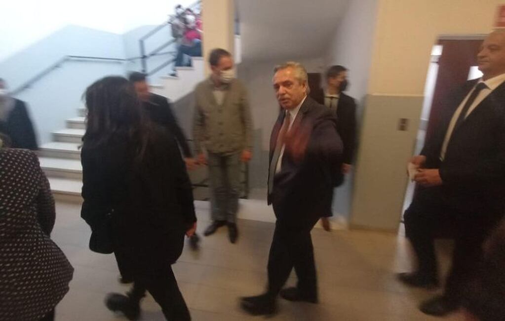 El presidente Fernández saluda a los medios, a su ingreso al nosocomio privado donde atienden a Milagro Sala.