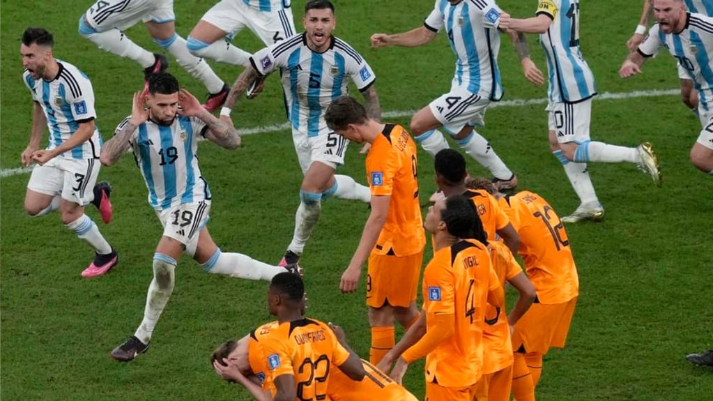 Los jugadores de Argentina celebran tras vencer a Holanda por penales en los cuartos de final del Mundial. Foto: AP