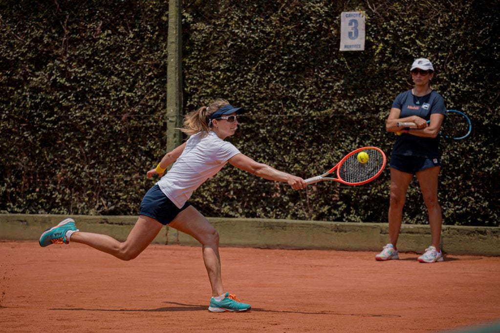 Nadia Podoroska se entrena en Tucumán. La rosarina, semifinalista de Roland Garros 2020, es una jugadora más
madura que viene de superar una lesión que la alejó de las canchas por nueve meses .(Prensa AAT)