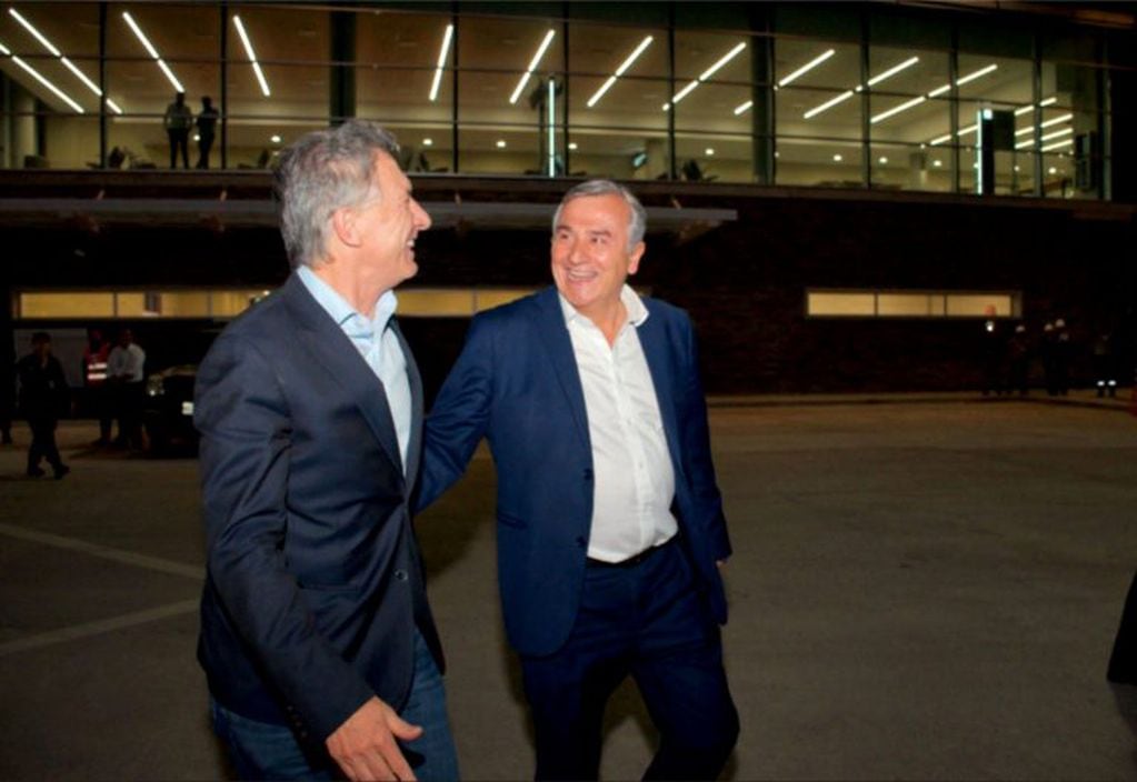 El presidente Macri llegó a Jujuy con el propósito de desarrollar este jueves una intensa agenda que incluye una reunión de gabinete e inauguraciones de obras, como las nuevas instalaciones del aeropuerto.