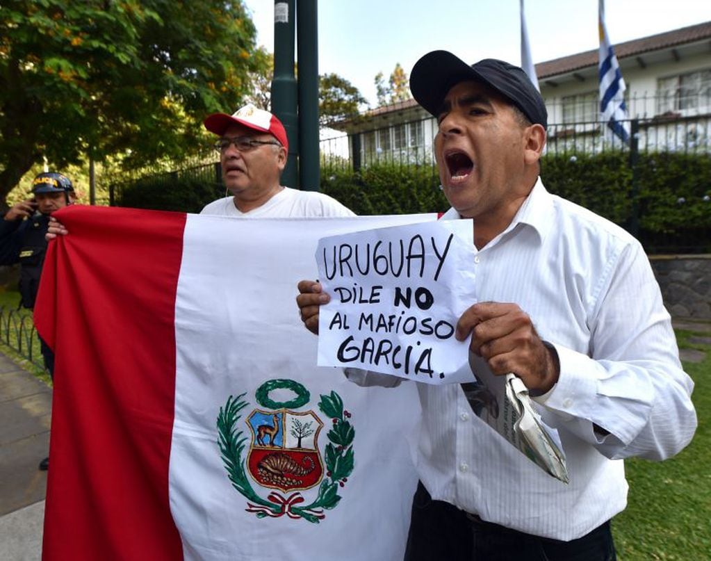 Ciudadanos protestan frente a la embajada de Uruguay para que le nieguen el asilo político al ex presidente peruano Alan García (AFP)