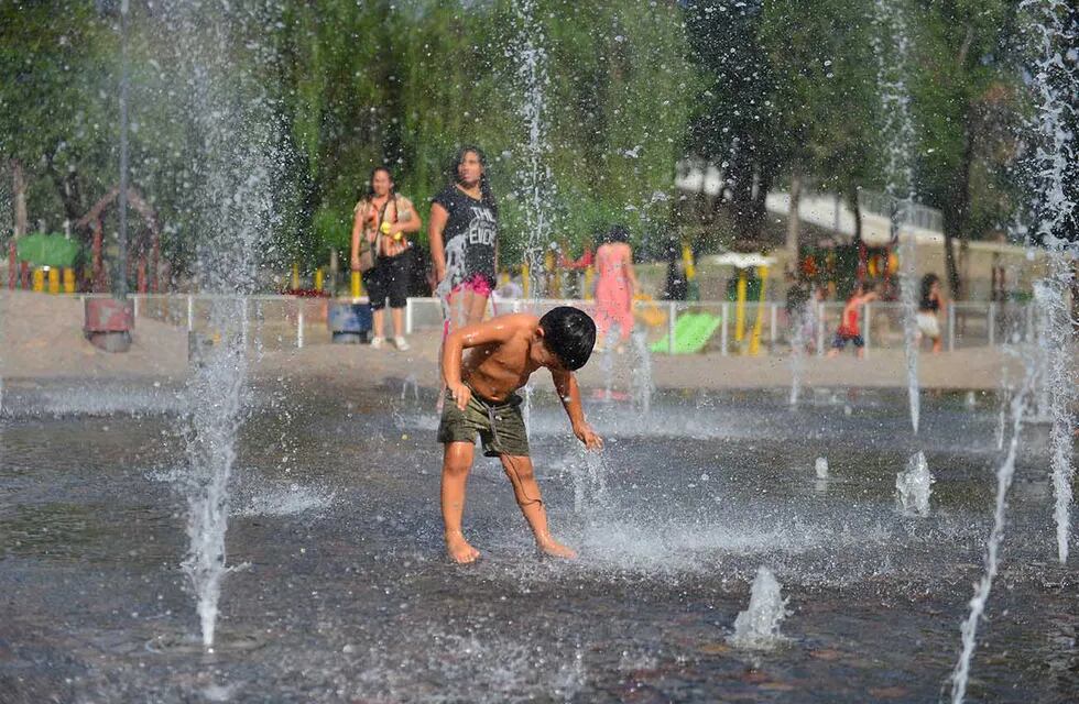 Los cordobeses aprovechan cualquier oportunidad para poder hacerle frente al calor.