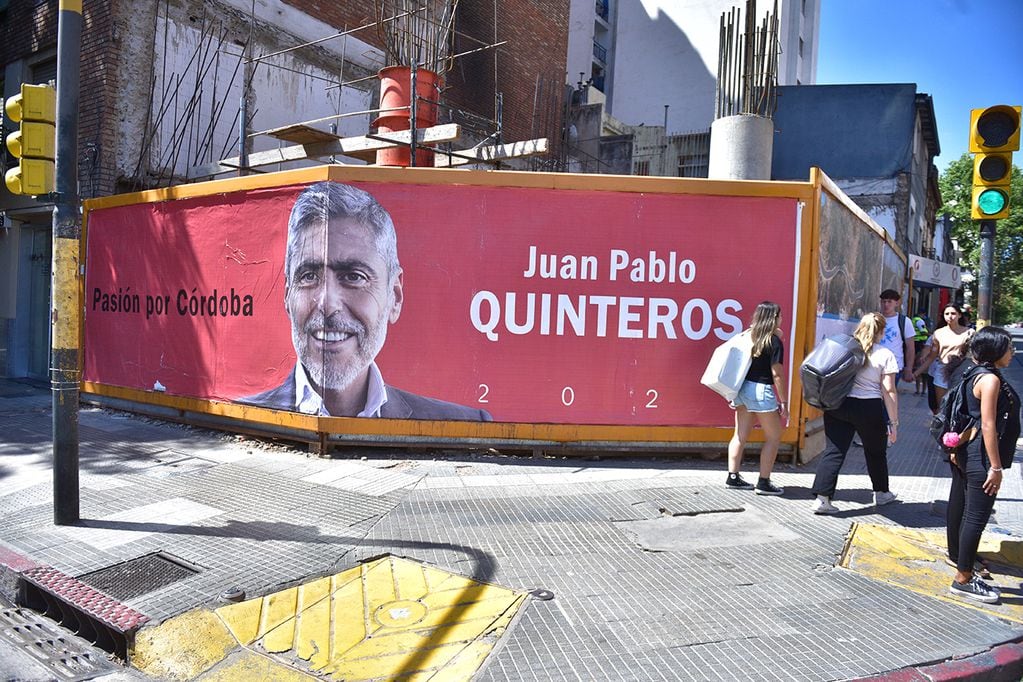 Juan Pablo Quinteros Cartelería política en Córdoba precandidatos a intendente. ( Ramiro Pereyra / La Voz)