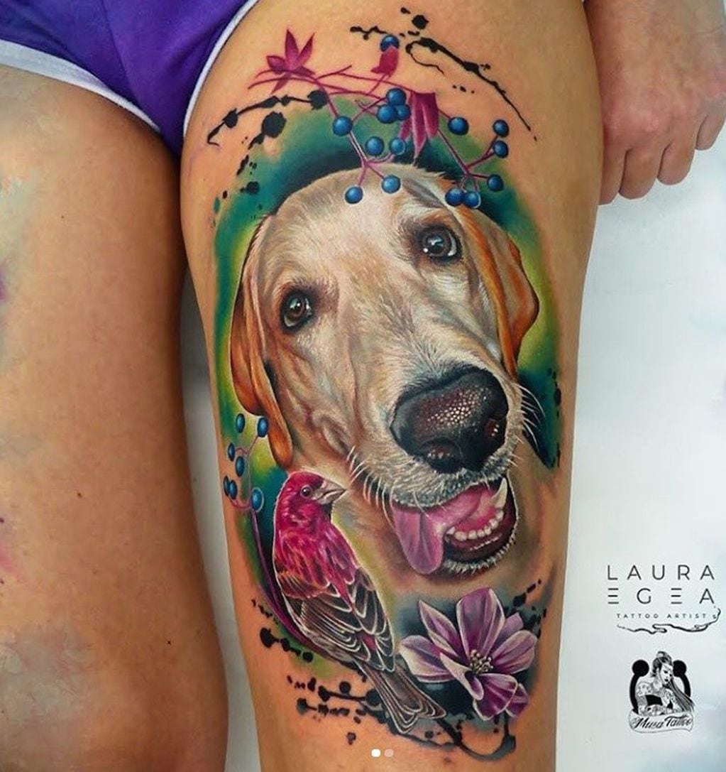 El tatuaje hiperrealista de un perro.