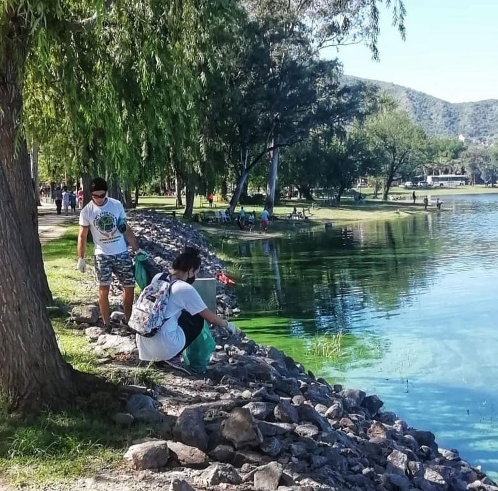 Los "Amigos del lago San Roque" llevaron adelante una jornada de recolección de residuos.