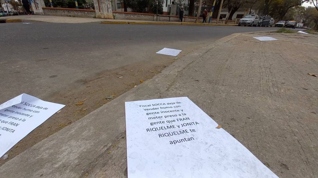 Delincuentes arrojaron hojas escritas en Rosario con amenazas al fiscal Pablo Socca y denuncias contra Jonita y Fran Riquelme.