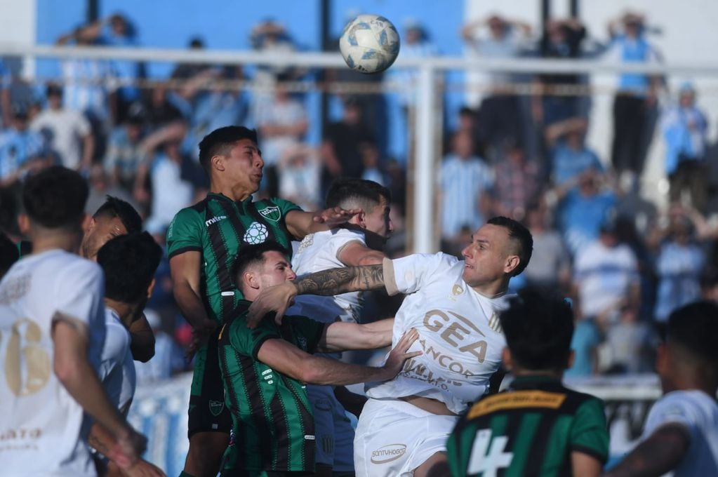 Racing empató 0-0 con San Martín de San Juan en Nueva Italia, por la Primera Nacional. (Ramiro Pereyra / La Voz)