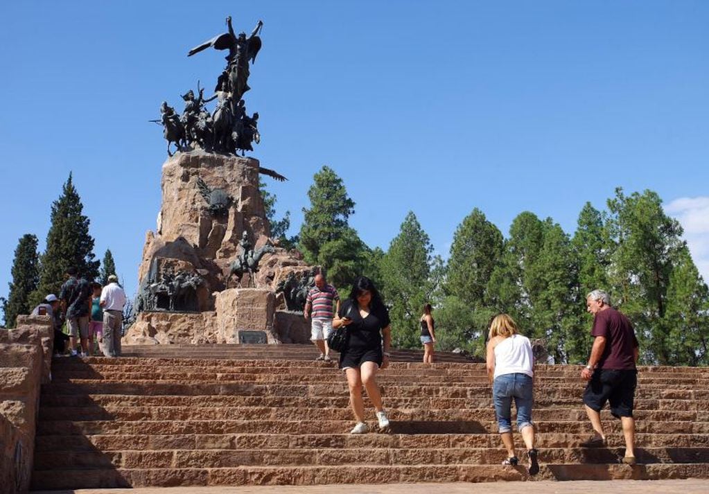El monumento está enclavado  en Cerro de la Gloria.