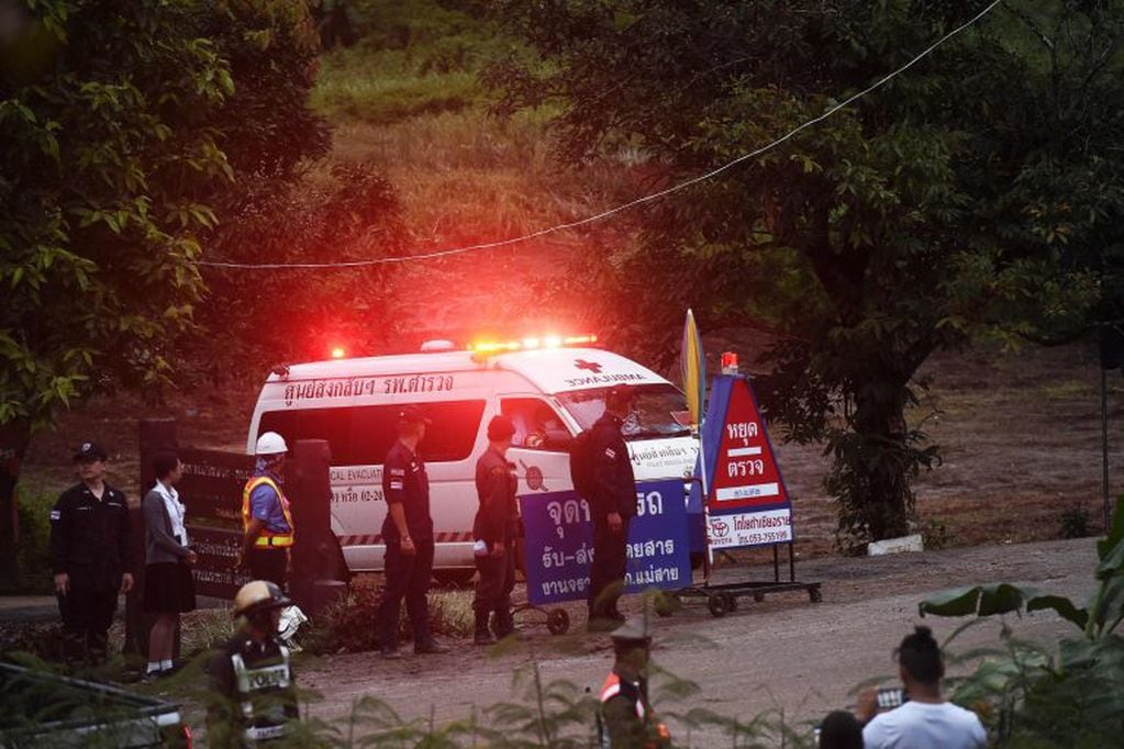 Una ambulancia espera para trasladar a los chicos al hospital a medida que son evacuados de la cueva (AFP)