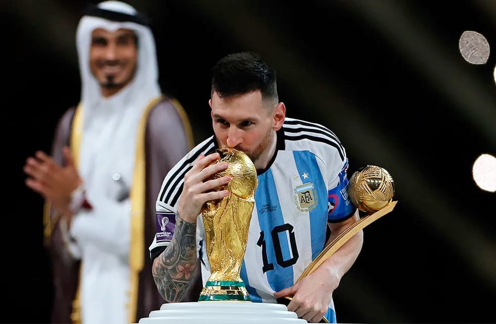 Lusail (Qatar), 18/12/2022.- Lionel Messi (R) of Argentina kisses the trophy after winning the FIFA World Cup 2022 Final between Argentina and France at Lusail stadium, Lusail, Qatar, 18 December 2022. Argentina won 4-2 on penalties. (Mundial de Fútbol, Francia, Estados Unidos, Catar) EFE/EPA/Ronald Wittek
