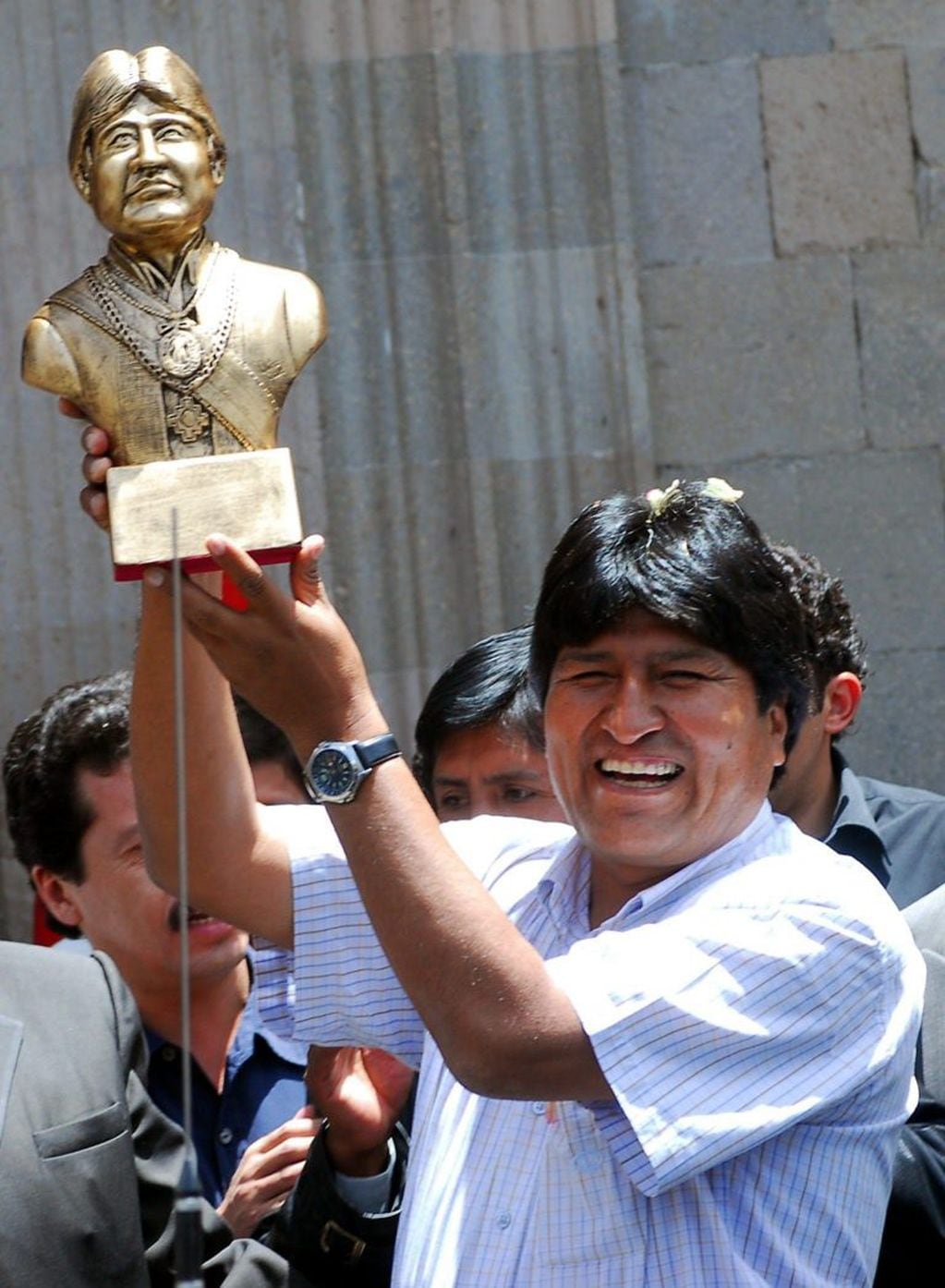 Fotografía de archivo fechada el 26 de octubre de 2006, que muestra al presidente de Bolivia, Evo Morales, mientras levanta una estatuilla con su busto, en La Paz (Bolivia). EFE/Martín Alipaz