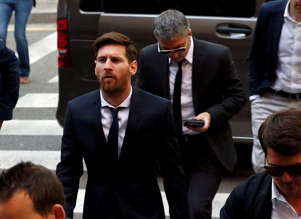 Lionel Messi junto a su padre Jorge antes de enfrentarse a la Justicia de España. Foto: REUTERS.