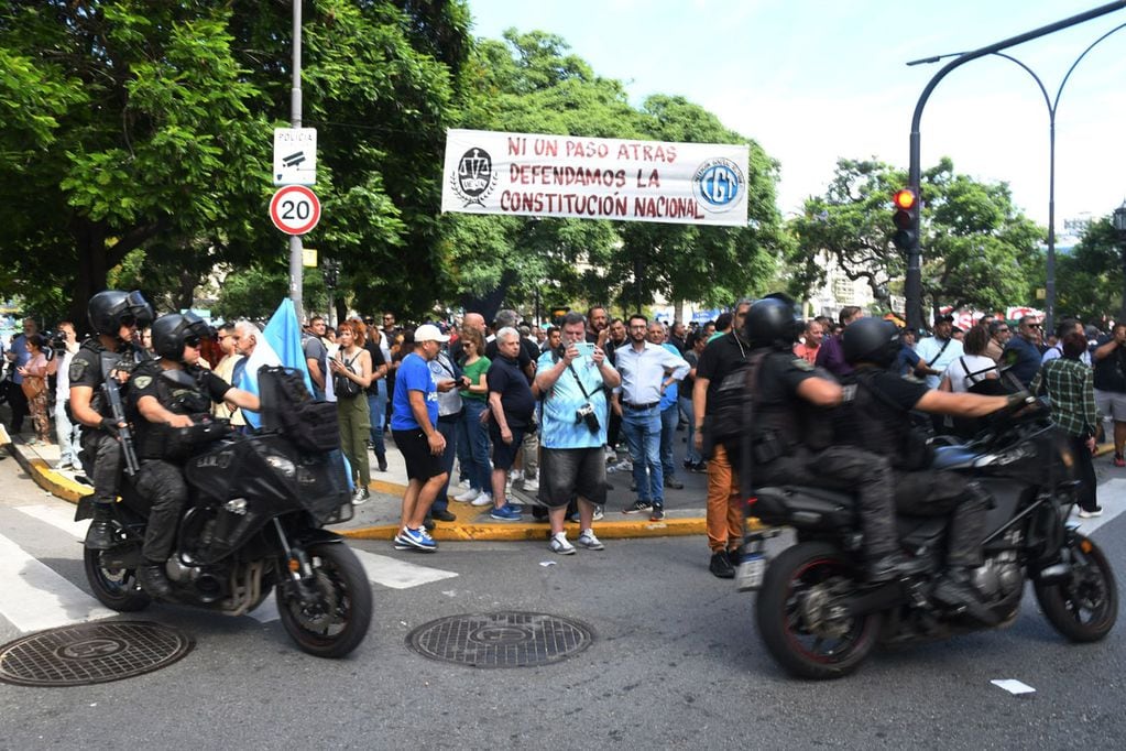 Marcha hacia Tribunales en rechazo al DNU de Milei (Clarín)