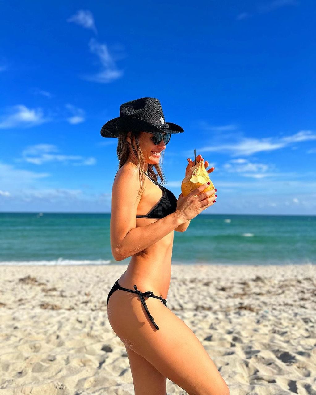 Pampita deslumbro con una microbikini negra en las playas de Miami