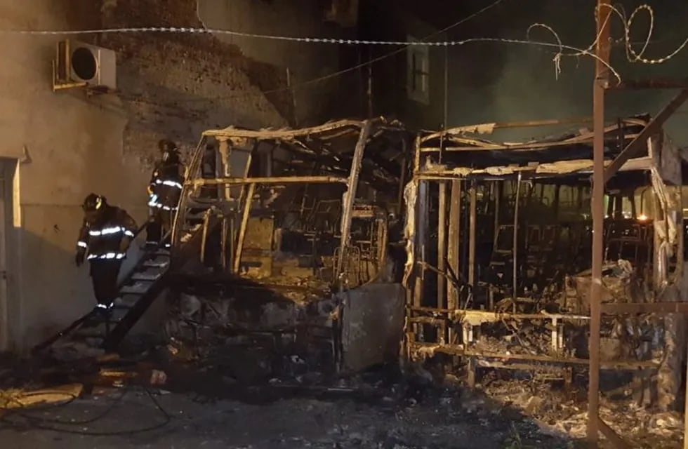 Un incendio en el galpón de Empresa Argentina destruyó cuatro coches de la firma de transporte.