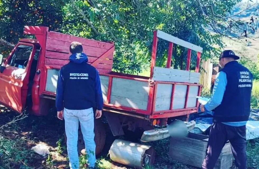 Efectivos policiales recuperaron camioneta robada en San Vicente.