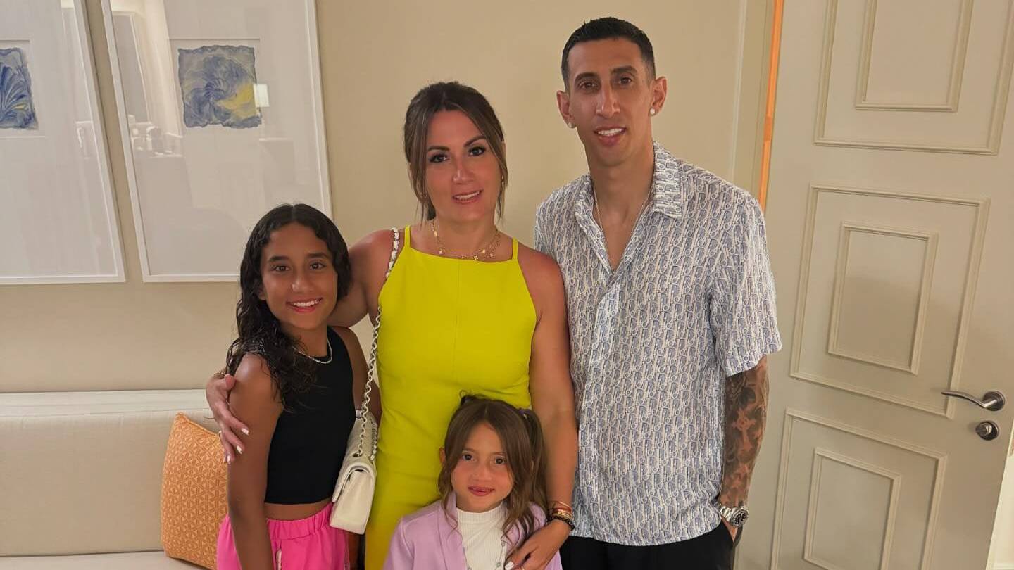 Ángel Di María y Jorgelina Cardoso en Dubai con sus hijas Mía y Pía.