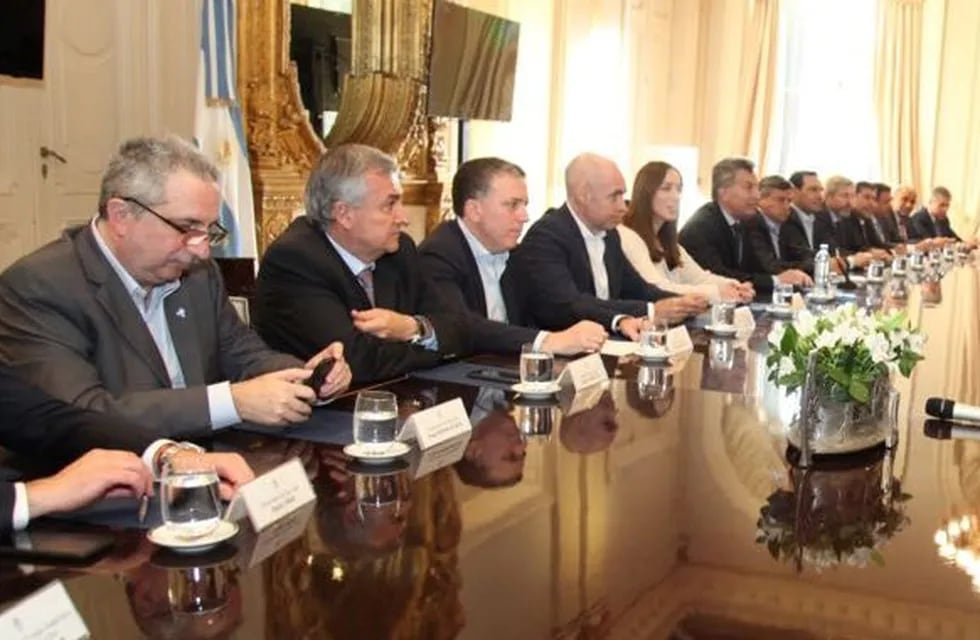 El gobernador Morales, junto al ministro Dujovne, en la reunión con el presidente Macri.