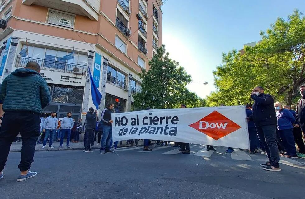 Este miércoles se llevó a cabo una protesta con corte de calle frente a la sede del Ministerio de Trabajo de Santa Fe en Rosario. (@rodrigomiro76)