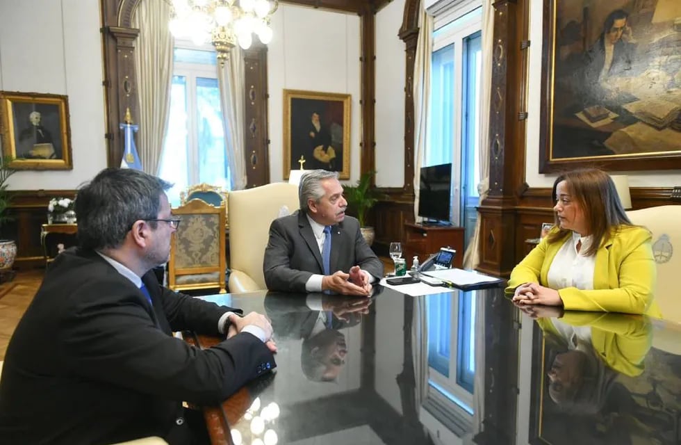 El presidente Alberto Fernández, la presidenta de la Cámara de Diputados, Cecilia Moreau, y el jefe del bloque oficialista, Germán Martínez. Foto: Prensa FDT.