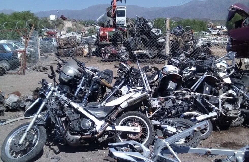Son miles las motos que están abandonadas en San Agustín.
