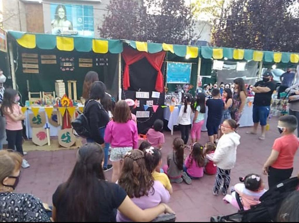 Niños disfrutando de un show en una plaza maipucina. 