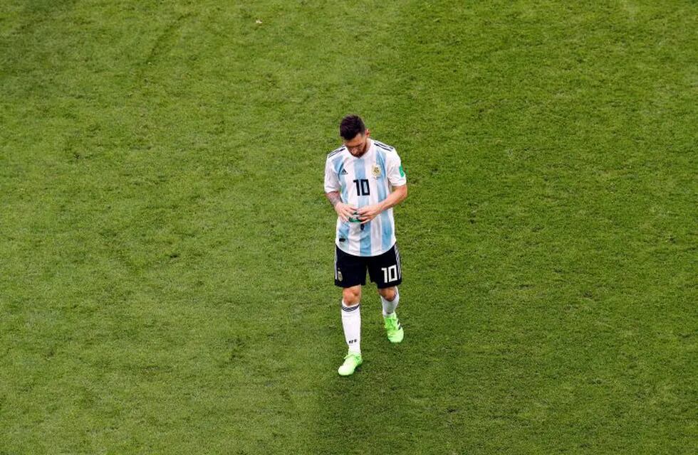 Kazan (Russian Federation), 30/06/2018.- Lionel Messi of Argentina leaves the pitch after the FIFA World Cup 2018 round of 16 soccer match between France and Argentina in Kazan, Russia, 30 June 2018. France won 4-3.\r\n\r\n(RESTRICTIONS APPLY: Editorial Use Only, not used in association with any commercial entity - Images must not be used in any form of alert service or push service of any kind including via mobile alert services, downloads to mobile devices or MMS messaging - Images must appear as still images and must not emulate match action video footage - No alteration is made to, and no text or image is superimposed over, any published image which: (a) intentionally obscures or removes a sponsor identification image; or (b) adds or overlays the commercial identification of any third party which is not officially associated with the FIFA World Cup) (Mundial de Fútbol, Rusia, Francia) EFE/EPA/ROBERT GHEMENT EDITORIAL USE ONLY
