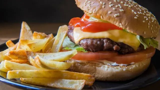 El debate en redes por las hamburguesas con papas fritas