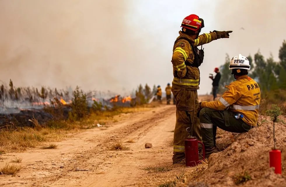 Los bomberos cordobeses del Etac que participan del combate a las llamas en Corrientes. (Prensa Gobierno)