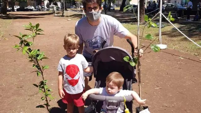 Cuidar un árbol junto a un hijo, un regalo de la vida